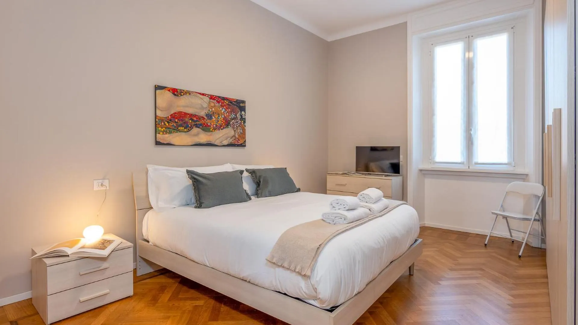Modern Apt For 4 In Historical Building - Duomo View Milan 0*,  Italy
