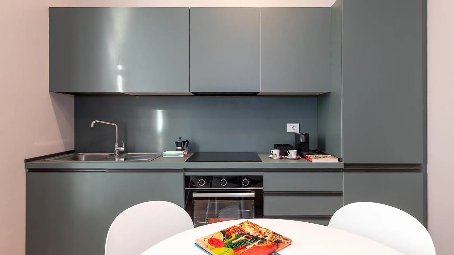 Modern Apt For 4 In Historical Building - Duomo View Milan