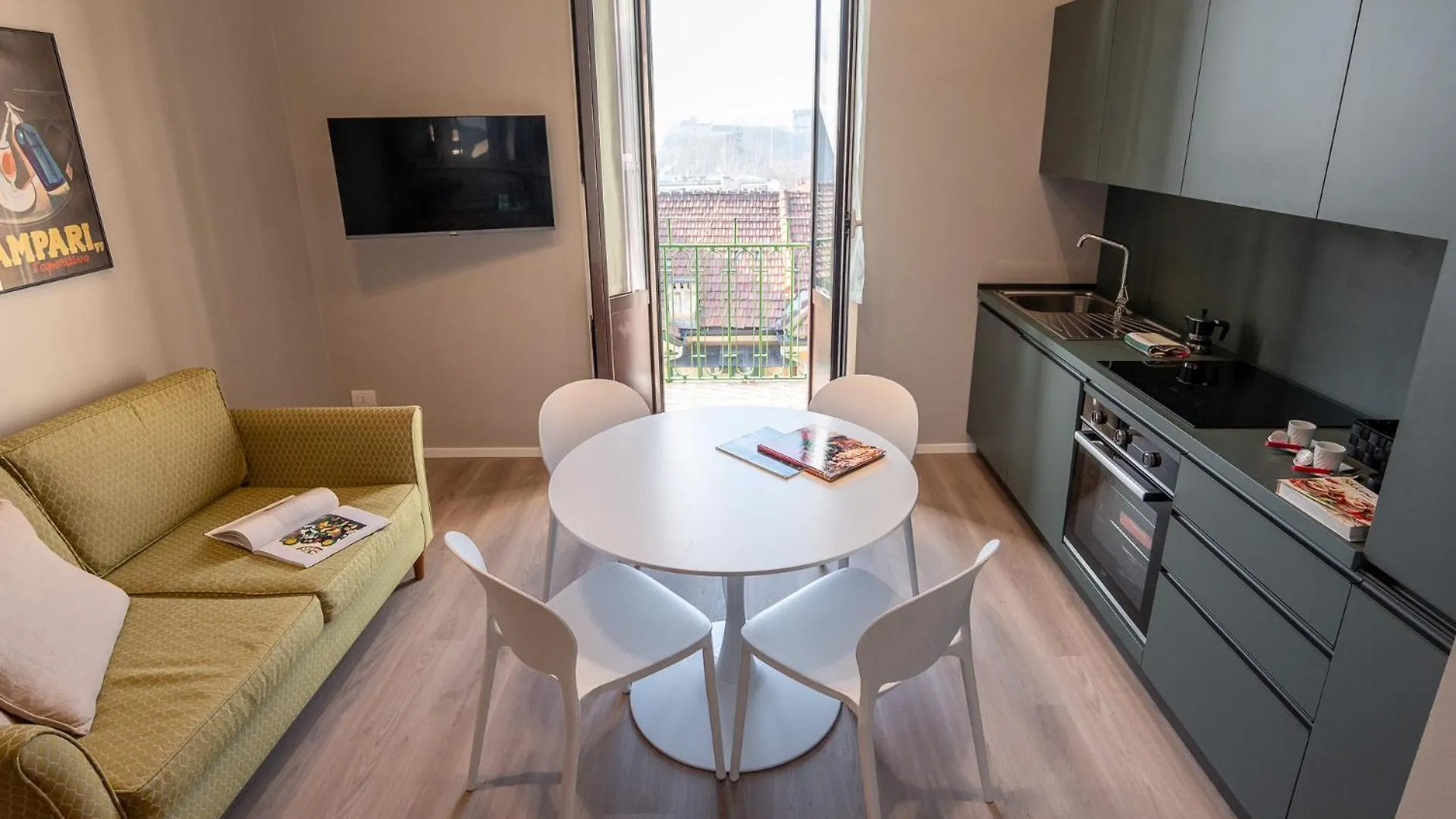 Modern Apt For 4 In Historical Building - Duomo View Milan 0*,