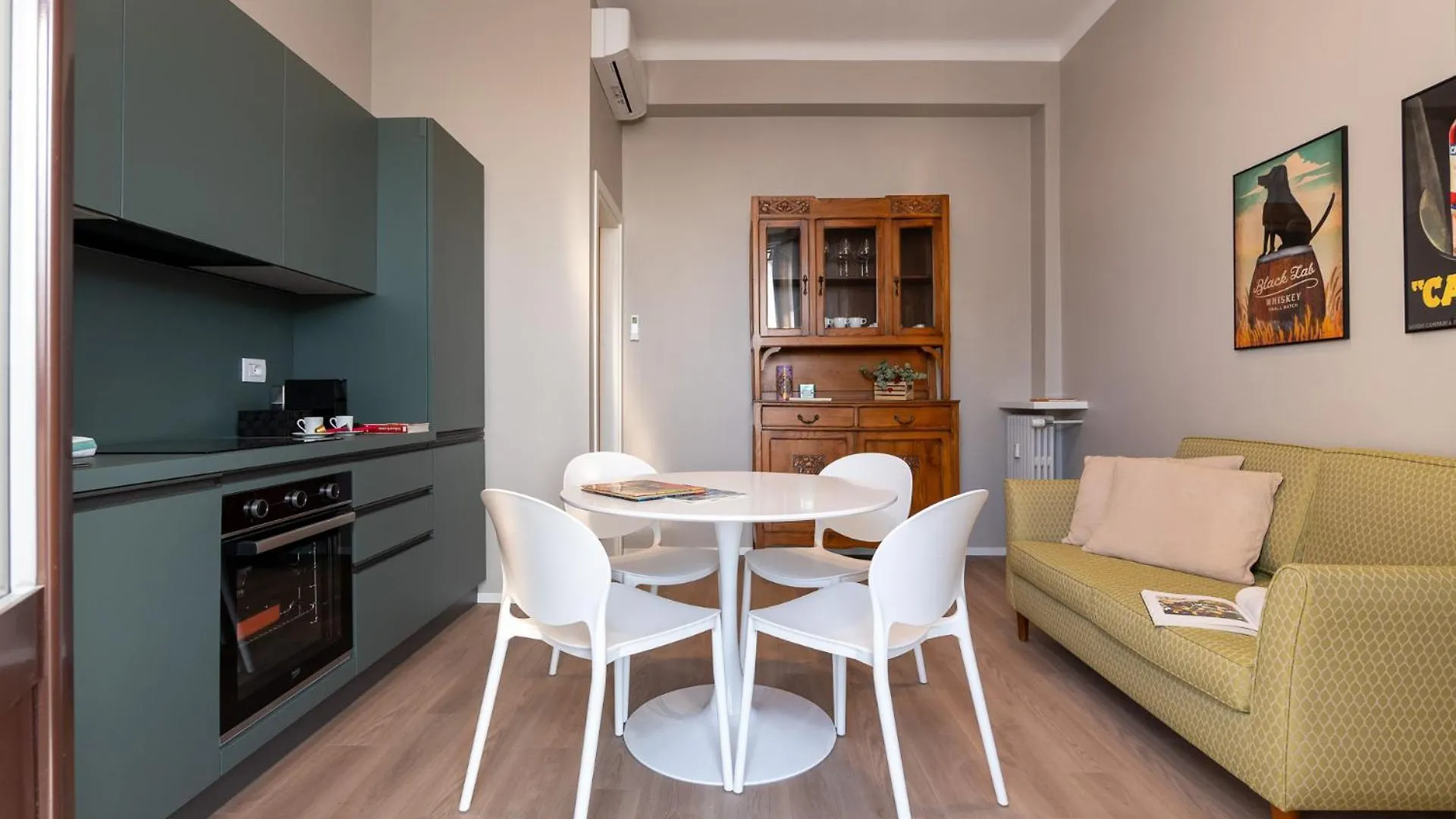 Modern Apt For 4 In Historical Building - Duomo View Milan Apartment