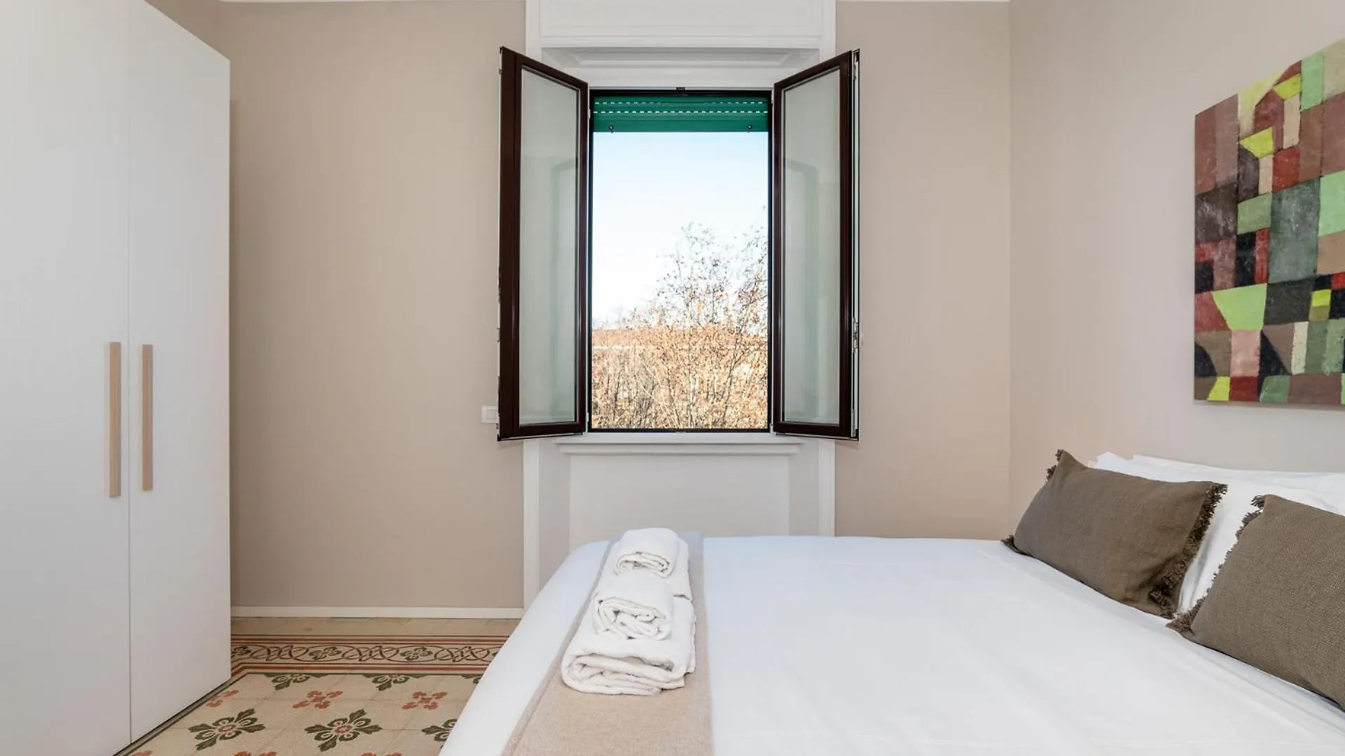 Modern Apt For 4 In Historical Building - Duomo View Milan 0*,  Italy
