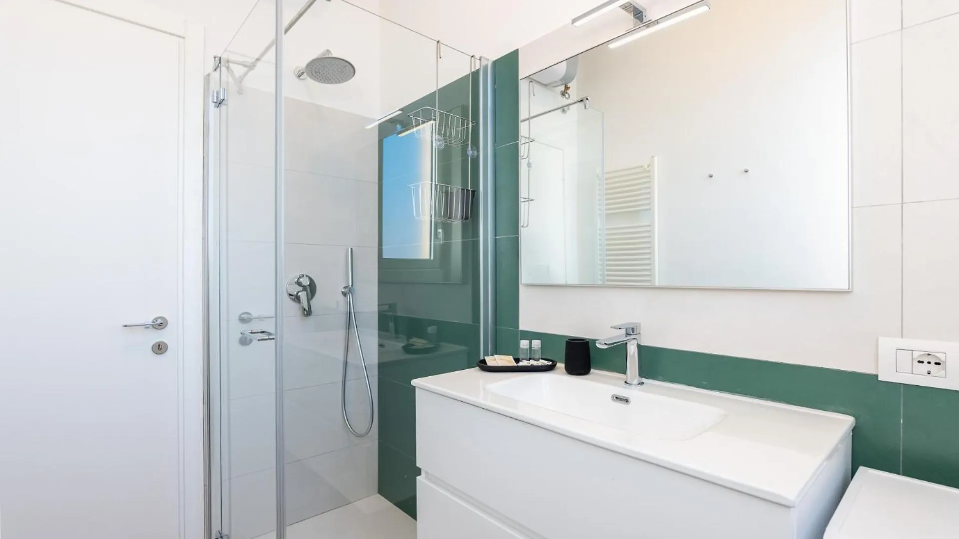 Modern Apt For 4 In Historical Building - Duomo View Milan Apartment