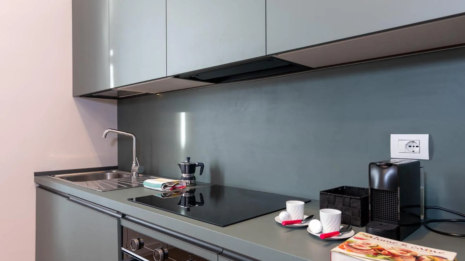 Modern Apt For 4 In Historical Building - Duomo View Milan